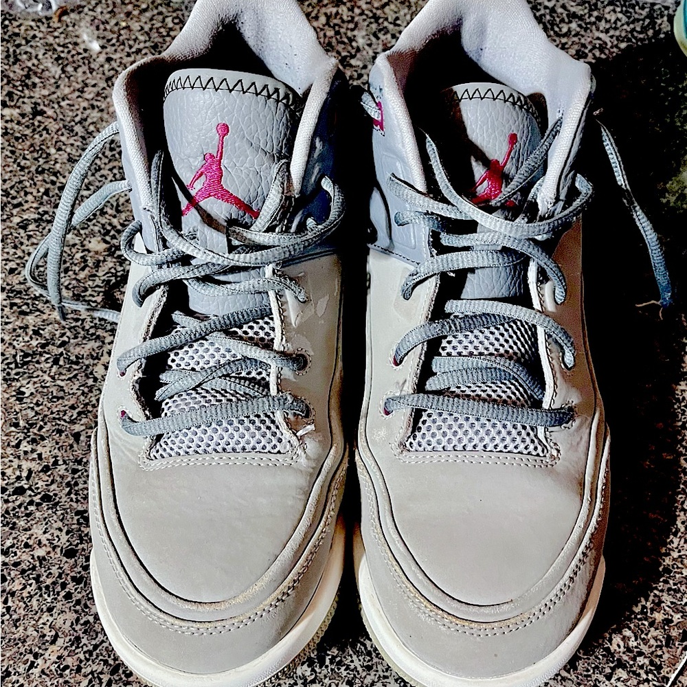 Jordan tennis shoes. Gray, size 7Y. Very good condition.